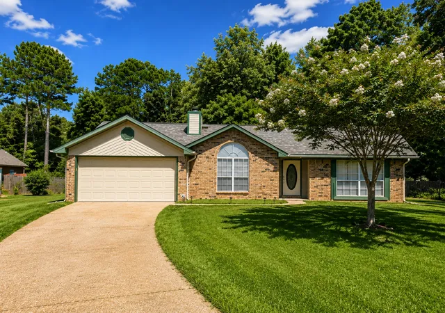 Photo 1 of Sale Pending at 208 Boutte Cir, Shreveport, LA 71107 | MLS# 21357533 | Listing updated on 2026-09-10