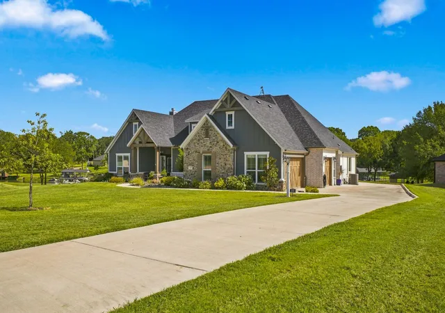 Photo 3 of Single family home for sale at 215 Tonkawa Trl, Corsicana, TX 75109 | MLS# 21357723 | Listing updated on 2026-09-15