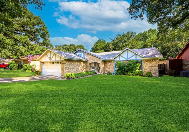 Photo 2 of Single family home for sale at 5903 Pleasant Wood Trl, Arlington, TX 76016 | MLS# 21354552 | Listing updated on 2026-09-13