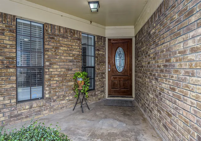 Photo 3 of Single family home for sale at 5903 Pleasant Wood Trl, Arlington, TX 76016 | MLS# 21354552 | Listing updated on 2026-09-13