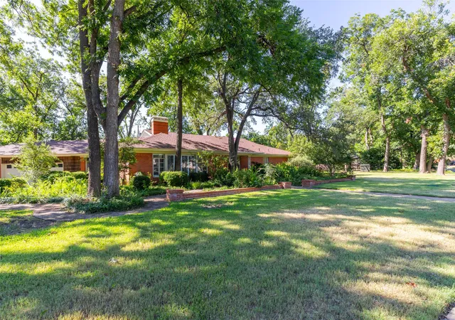 Photo 2 of Single family home for sale at 3765 Woodridge Dr, Abilene, TX 79605 | MLS# 21356929 | Listing updated on 2026-09-13