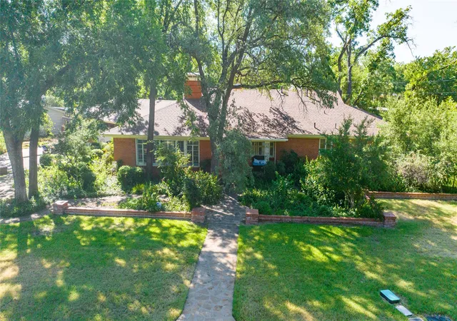 Photo 3 of Single family home for sale at 3765 Woodridge Dr, Abilene, TX 79605 | MLS# 21356929 | Listing updated on 2026-09-13