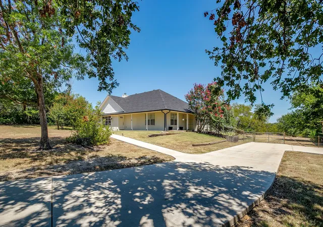 Photo 2 of Single family home for sale at 321 E Woody Creek Ct, Springtown, TX 76082 | MLS# 21354871 | Listing updated on 2026-09-09