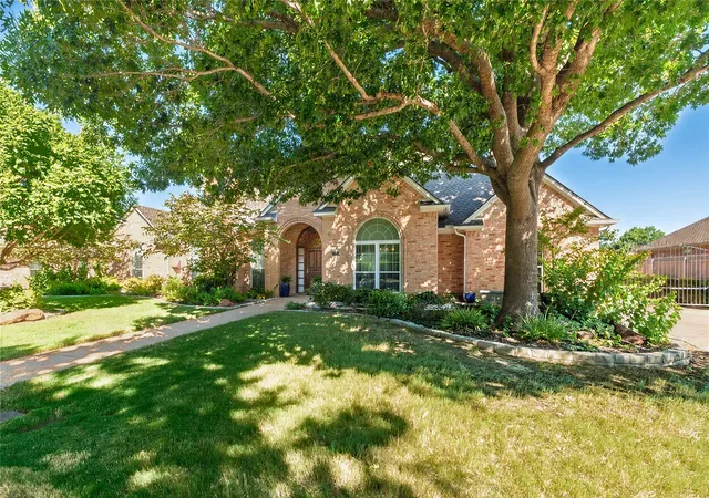 Photo 3 of Sale Pending at 6516 Meadow Haven Dr, Fort Worth, TX 76132 | MLS# 21358000 | Listing updated on 2026-09-15