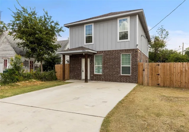 Photo 1 of Single family home for sale at 105 Lamar St, Hillsboro, TX 76645 | MLS# 21358469 | Listing updated on 2026-09-11