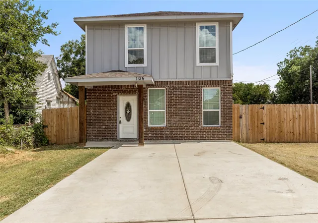Photo 2 of Single family home for sale at 105 Lamar St, Hillsboro, TX 76645 | MLS# 21358469 | Listing updated on 2026-09-11