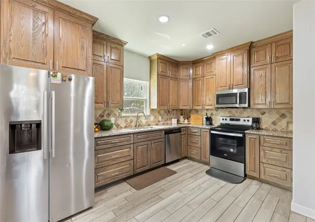 Photo 3 of Single family home for sale at 105 Lamar St, Hillsboro, TX 76645 | MLS# 21358469 | Listing updated on 2026-09-11