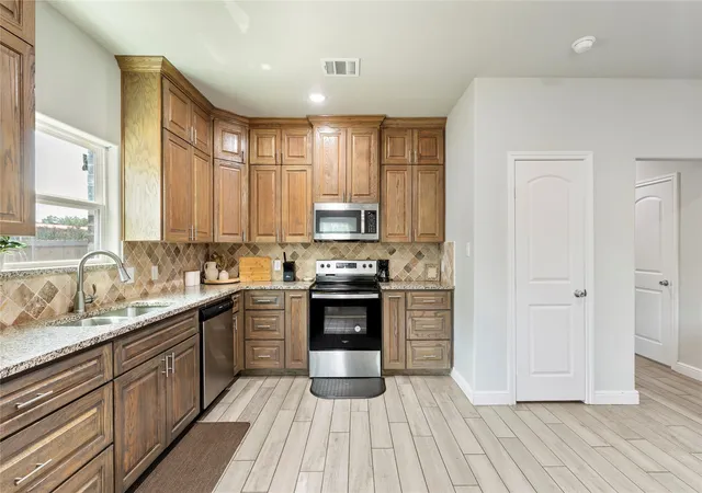 Photo 3 of Single family home for sale at 105 Lamar St, Hillsboro, TX 76645 | MLS# 21358469 | Listing updated on 2026-09-11