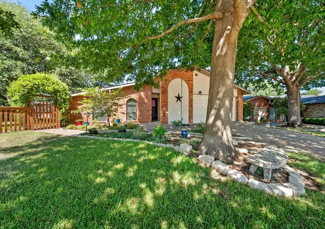 Photo 1 of Single family home for sale at 7520 Weatherwood Ct, Fort Worth, TX 76133 | MLS# 21356304 | Listing updated on 2026-09-11