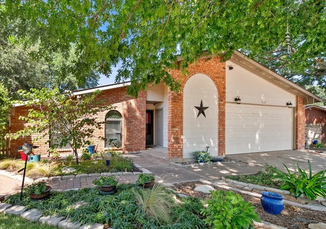 Photo 2 of Single family home for sale at 7520 Weatherwood Ct, Fort Worth, TX 76133 | MLS# 21356304 | Listing updated on 2026-09-11