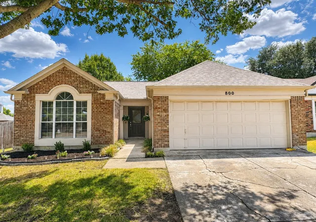 Photo 1 of Sale Pending at 800 Bracken Pl, Arlington, TX 76017 | MLS# 21355966 | Listing updated on 2026-09-09