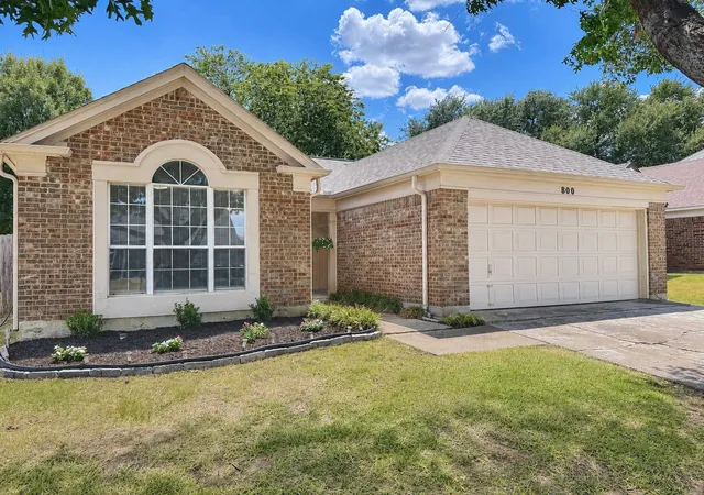 Photo 2 of Sale Pending at 800 Bracken Pl, Arlington, TX 76017 | MLS# 21355966 | Listing updated on 2026-09-09