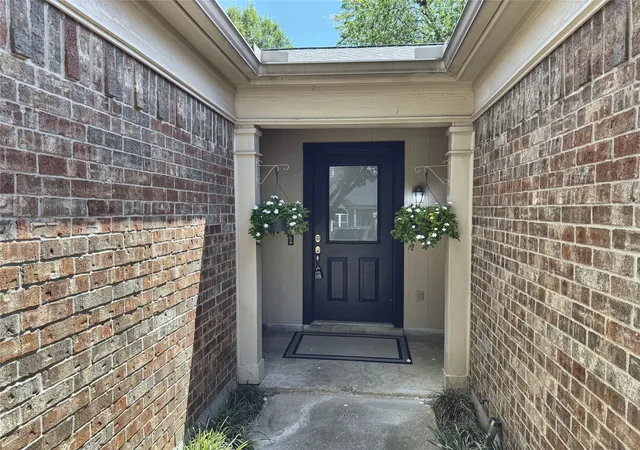 Photo 3 of Sale Pending at 800 Bracken Pl, Arlington, TX 76017 | MLS# 21355966 | Listing updated on 2026-09-09