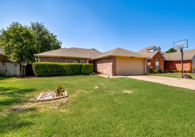 Photo 2 of Single family home for sale at 1413 Mockingbird Ln, De Soto, TX 75115 | MLS# 21358581 | Listing updated on 2026-09-14