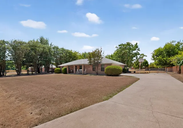 Photo 2 of Single family home for sale at 105 Prairie Creek Rd, Red Oak, TX 75154 | MLS# 21358588 | Listing updated on 2026-09-08