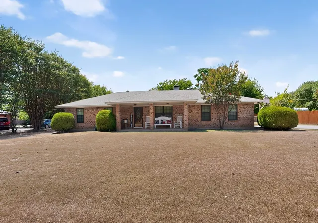 Photo 3 of Single family home for sale at 105 Prairie Creek Rd, Red Oak, TX 75154 | MLS# 21358588 | Listing updated on 2026-09-08