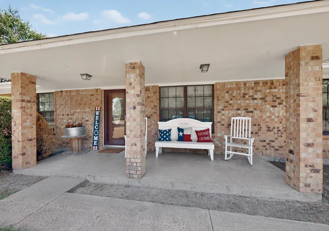 Photo 3 of Single family home for sale at 105 Prairie Creek Rd, Red Oak, TX 75154 | MLS# 21358588 | Listing updated on 2026-09-24