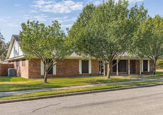 Photo 2 of Single family home for sale at 1814 Sandra Dr, Sherman, TX 75092 | MLS# 21358158 | Listing updated on 2026-09-14