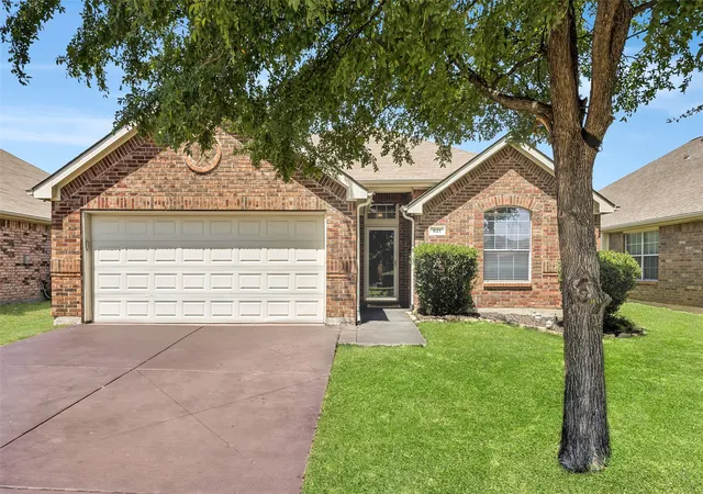 Photo 2 of Sale Pending at 821 Austin Ln, Lavon, TX 75166 | MLS# 21350013 | Listing updated on 2026-09-16