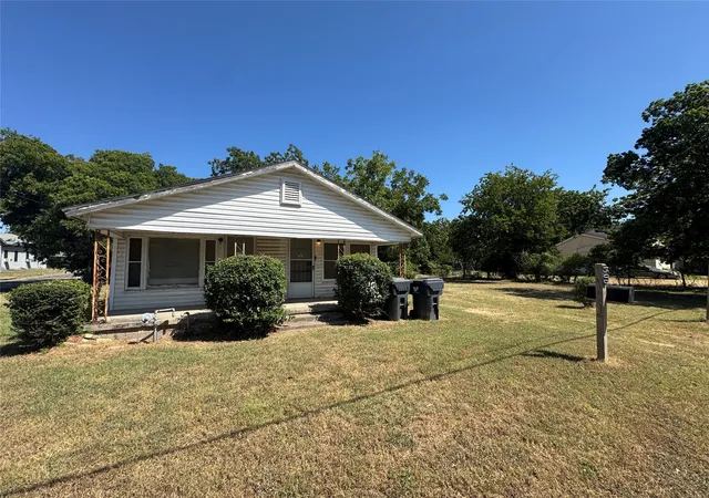 Photo 2 of Sale Pending at 1500 E Calhoun Ave, Waco, TX 76704 | MLS# 21358692 | Listing updated on 2026-09-22