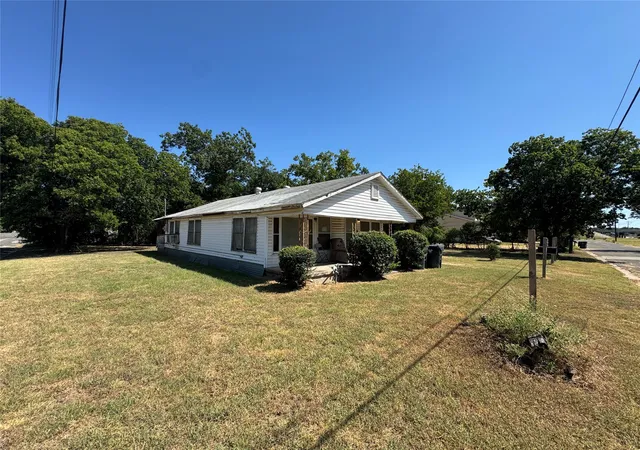 Photo 3 of Sale Pending at 1500 E Calhoun Ave, Waco, TX 76704 | MLS# 21358692 | Listing updated on 2026-09-22