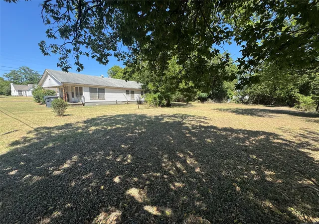Photo 4 of Sale Pending at 1500 E Calhoun Ave, Waco, TX 76704 | MLS# 21358692 | Listing updated on 2026-09-22