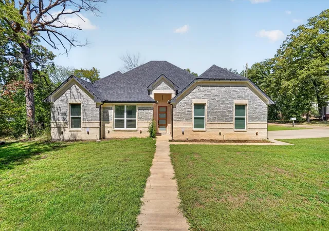 Photo 1 of Single family home for sale at 114 Dowdy Ln, Mabank, TX 75156 | MLS# 21349460 | Listing updated on 2026-09-08