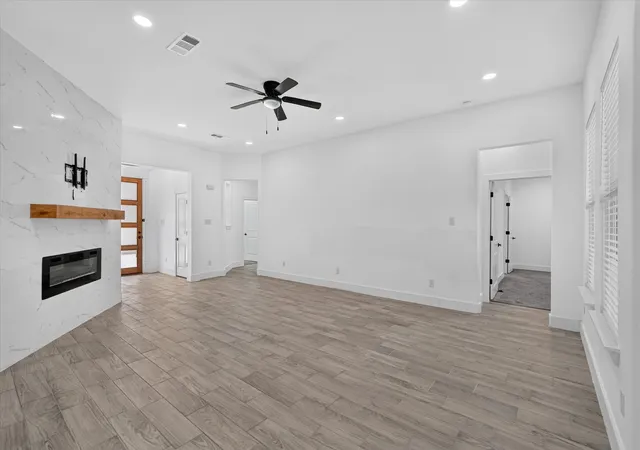 Photo 4 of Single family home for sale at 114 Dowdy Ln, Mabank, TX 75156 | MLS# 21349460 | Listing updated on 2026-09-08