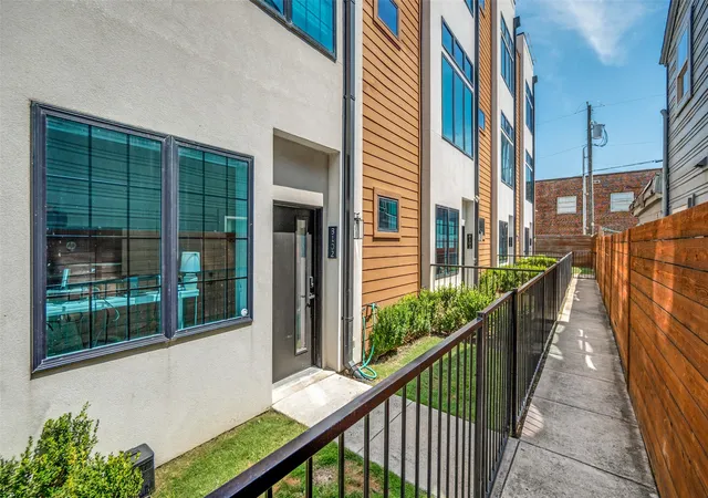 Listing Photo 4 - Condo for sale in building located at 1910 Caddo St, Dallas, TX 75204 - Unit #B102