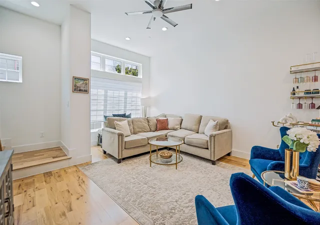 Listing Photo 5 - Condo for sale in building located at 1910 Caddo St, Dallas, TX 75204 - Unit #B102