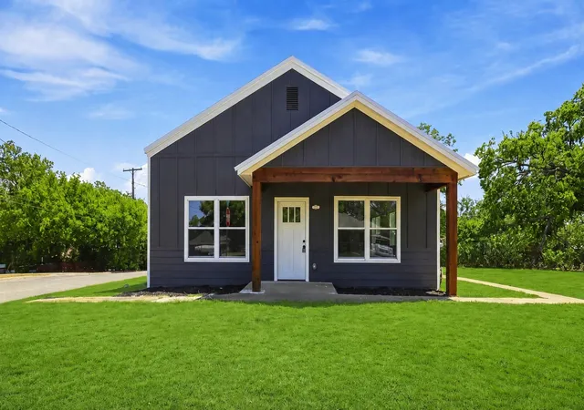 Photo 1 of Single family home for sale at 214 D St, Whitesboro, TX 76273 | MLS# 21358592 | Listing updated on 2026-09-14