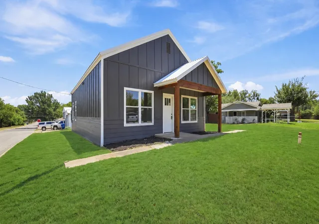 Photo 2 of Single family home for sale at 214 D St, Whitesboro, TX 76273 | MLS# 21358592 | Listing updated on 2026-09-14