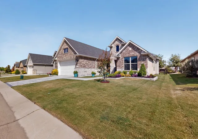 Photo 3 of Sale Pending at 12612 Copper Ore Wy, Denton, TX 76207 | MLS# 21358258 | Listing updated on 2026-09-28