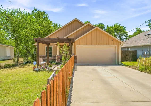 Photo 1 of Sale Pending at 1006 Se 3rd St, Mineral Wells, TX 76067 | MLS# 21357536 | Listing updated on 2026-09-14