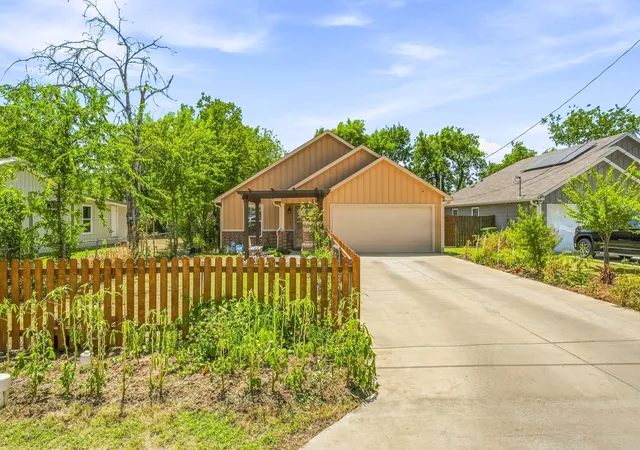 Photo 2 of Sale Pending at 1006 Se 3rd St, Mineral Wells, TX 76067 | MLS# 21357536 | Listing updated on 2026-09-14