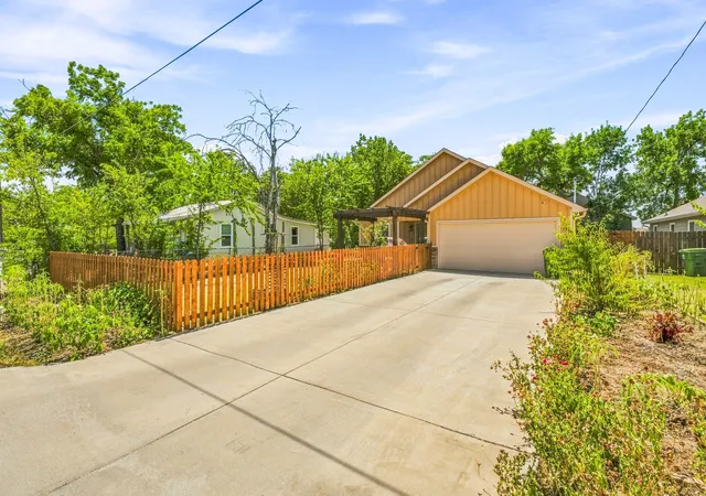 Photo 3 of Sale Pending at 1006 Se 3rd St, Mineral Wells, TX 76067 | MLS# 21357536 | Listing updated on 2026-09-14