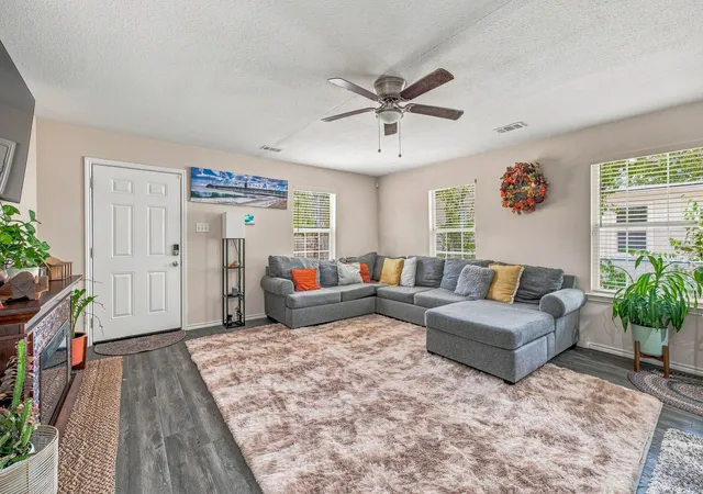Photo 4 of Sale Pending at 1006 Se 3Rd St, Mineral Wells, TX 76067 | MLS# 21357536 | Listing updated on 2026-09-14