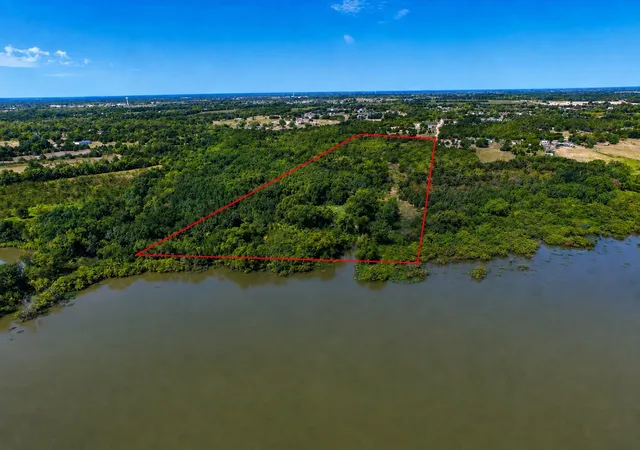 Photo 3 of Single family home for sale at 8275 Bay Dr, Quinlan, TX 75474 | MLS# 21358912 | Listing updated on 2026-09-11