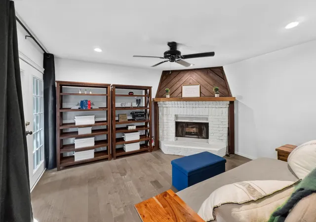 Listing Photo 3 - Condo for sale in building located at 14800 Enterprise Dr, Farmers Branch, TX 75234 - Unit #14B