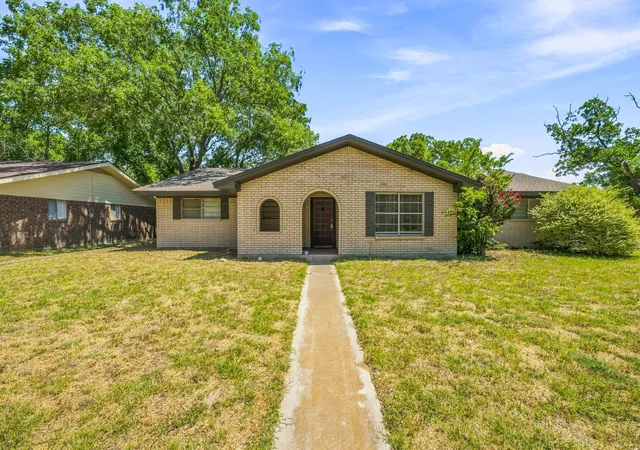 Photo 1 of Single family home for sale at 905 Meadowlark Ln, Stephenville, TX 76401 | MLS# 21356460 | Listing updated on 2026-09-11