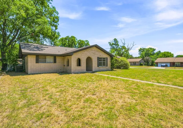 Photo 2 of Single family home for sale at 905 Meadowlark Ln, Stephenville, TX 76401 | MLS# 21356460 | Listing updated on 2026-09-11
