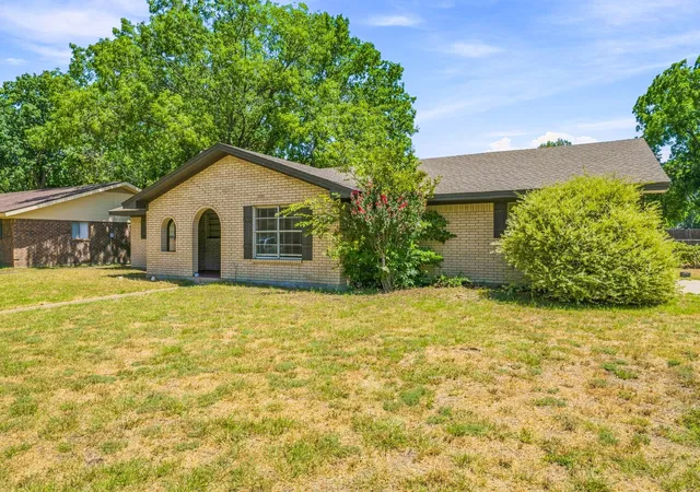 Photo 3 of Single family home for sale at 905 Meadowlark Ln, Stephenville, TX 76401 | MLS# 21356460 | Listing updated on 2026-09-11