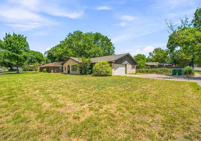 Photo 3 of Single family home for sale at 905 Meadowlark Ln, Stephenville, TX 76401 | MLS# 21356460 | Listing updated on 2026-09-22