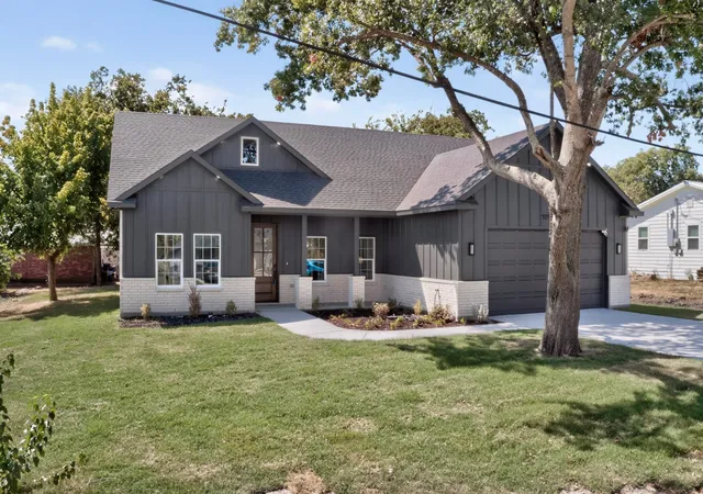 Photo 2 of Single family home for sale at 707 W Turner St, Wolfe City, TX 75496 | MLS# 21357169 | Listing updated on 2026-09-12