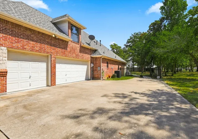 Photo 3 of Single family home for sale at 100 Woodland Dr, Aubrey, TX 76227 | MLS# 21357522 | Listing updated on 2026-09-12