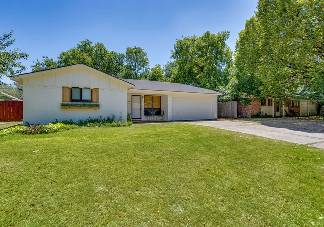 Photo 3 of Single family home for sale at 405 Lena Ln, Burleson, TX 76028 | MLS# 21358441 | Listing updated on 2026-09-10