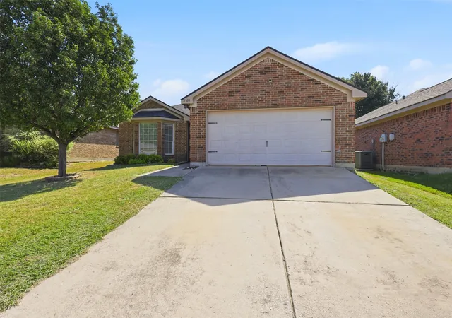Photo 3 of Single family home for sale at 2309 Halladay Trl, Fort Worth, TX 76108 | MLS# 21358854 | Listing updated on 2026-09-12