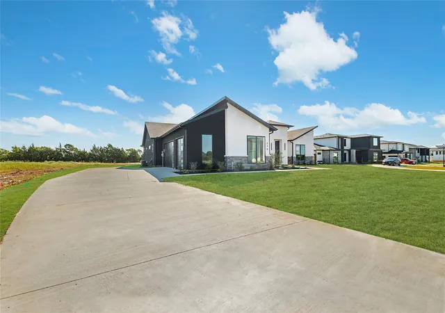Photo 3 of Single family home for sale at 430 Whispering Wy, Red Oak, TX 75154 | MLS# 21356278 | Listing updated on 2026-09-26