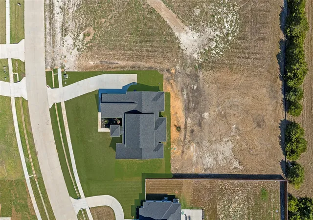 Photo 4 of Single family home for sale at 430 Whispering Wy, Red Oak, TX 75154 | MLS# 21356278 | Listing updated on 2026-09-26