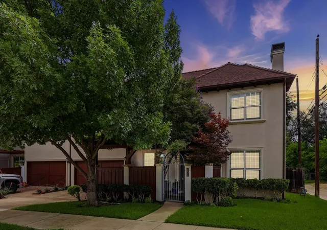 Photo 1 of Single family home for sale at 605 Montgomery St, Fort Worth, TX 76107 | MLS# 21355546 | Listing updated on 2026-09-09